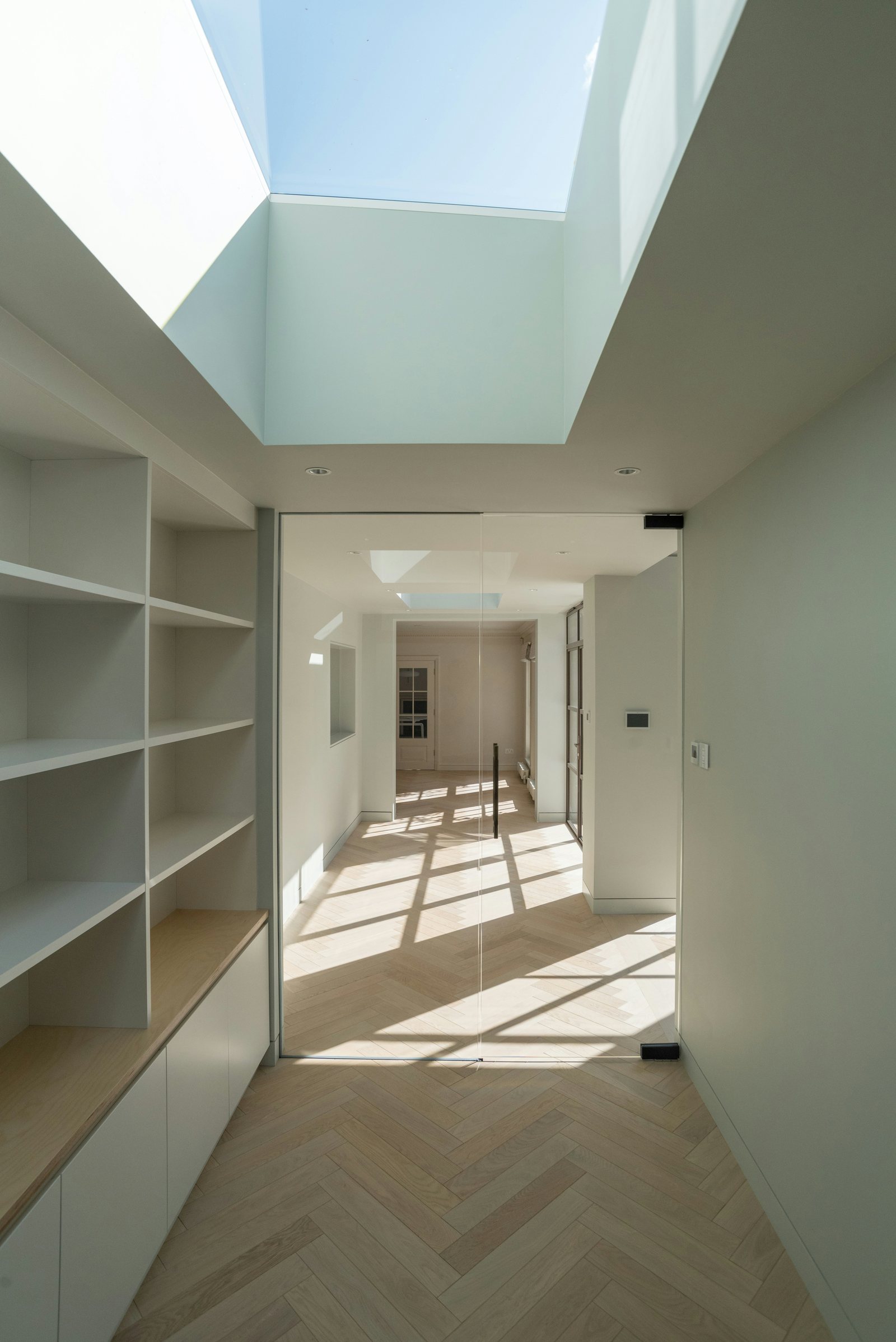 Interior reformado con luz natural en Valencia