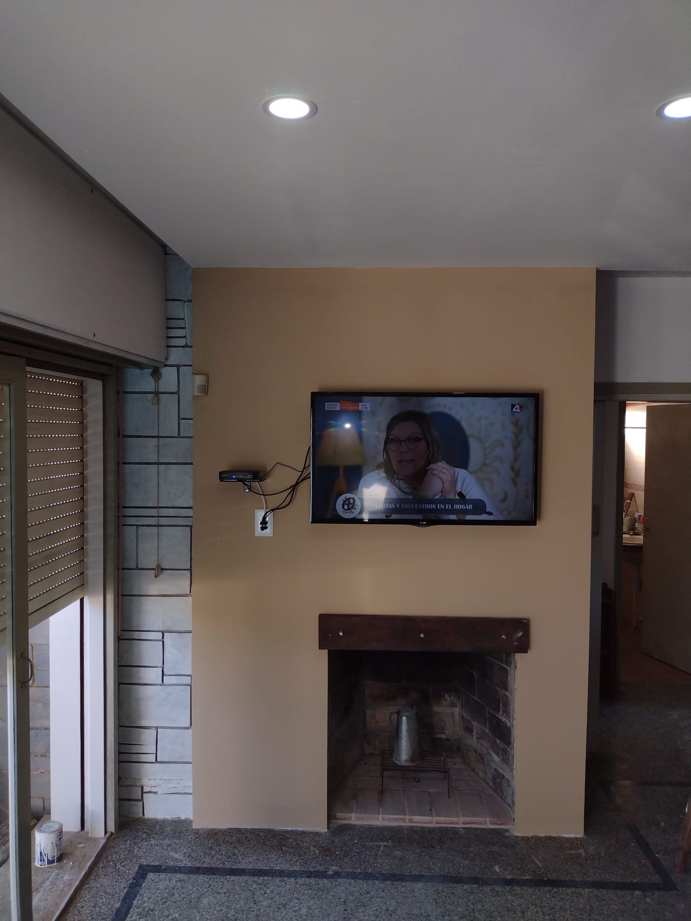 Salón terminado con chimenea