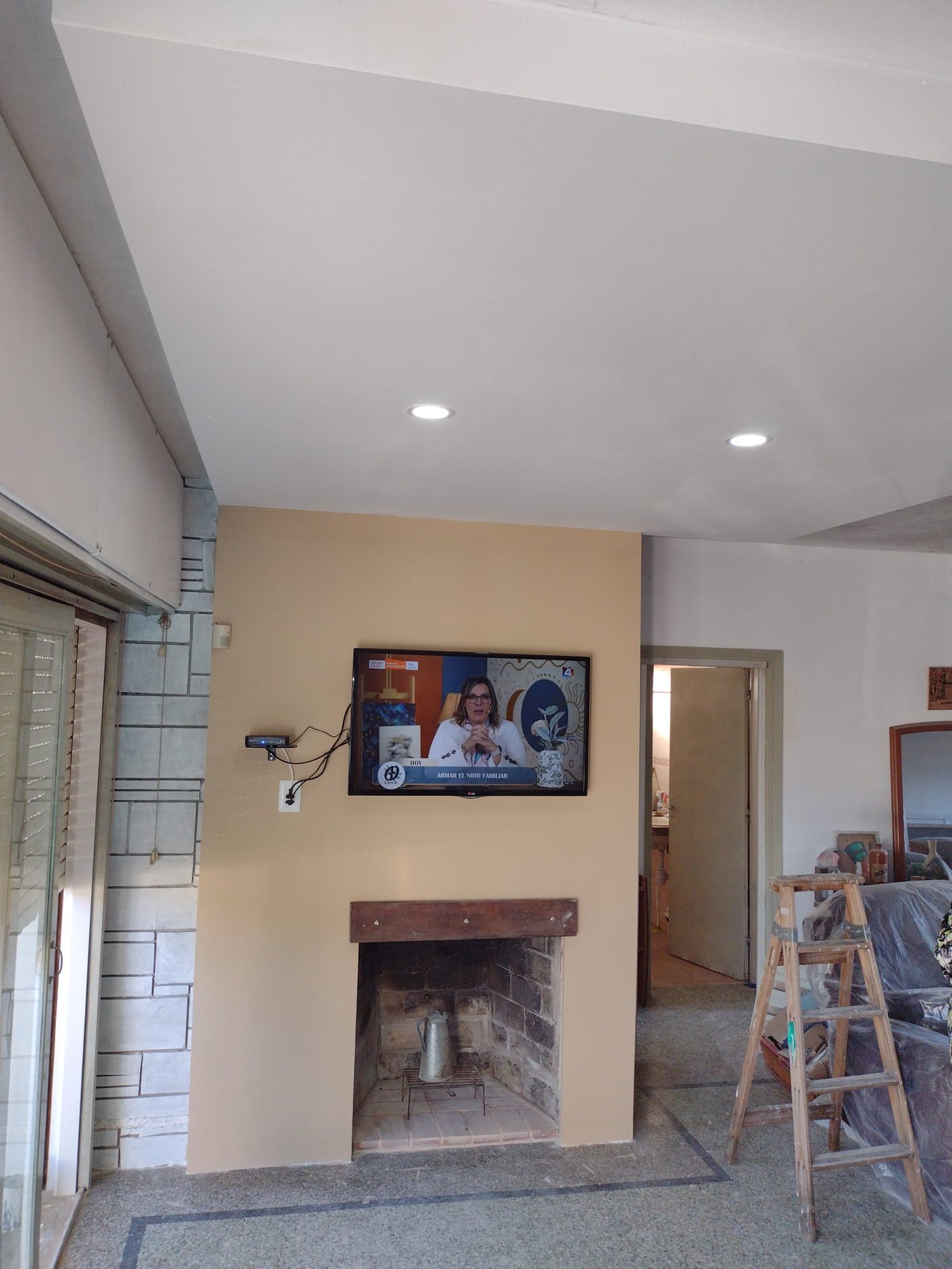Salón con chimenea reformada y acabado terminado